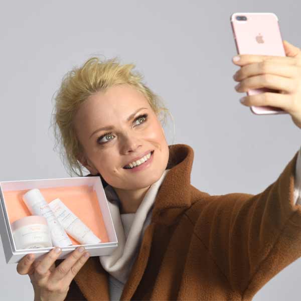 Franziska Knuppe taking a selfie with Avène products