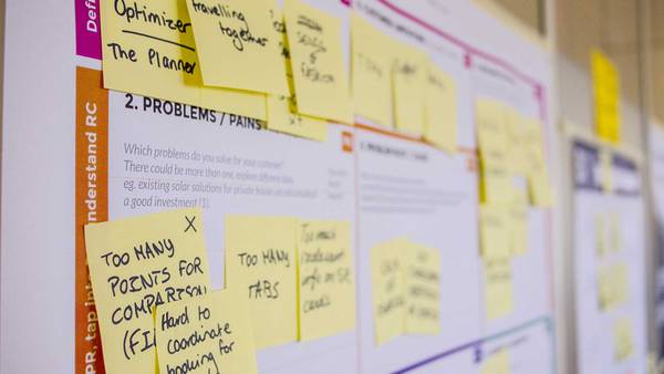 Viele Post-its an einer Posterwand