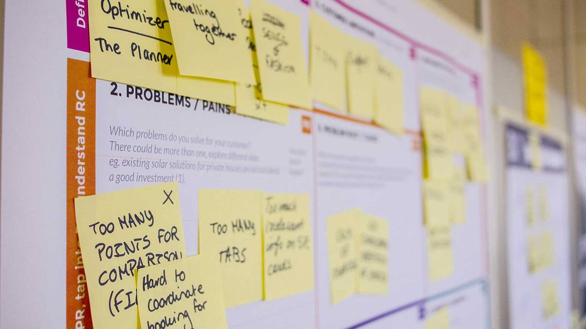 Viele Post-its an einer Posterwand