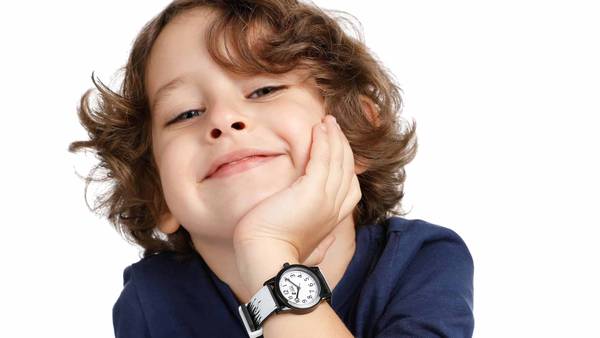 Kinderhand eines Jungen mit Armbanduhr