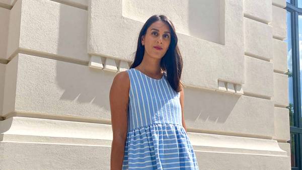 tammyhandmade im blauen Kleid, blickt in die Kamera