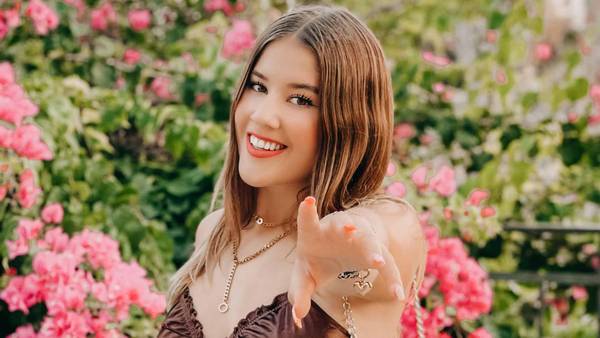 beccakathyy streckt die Hand in Richtung Kamera